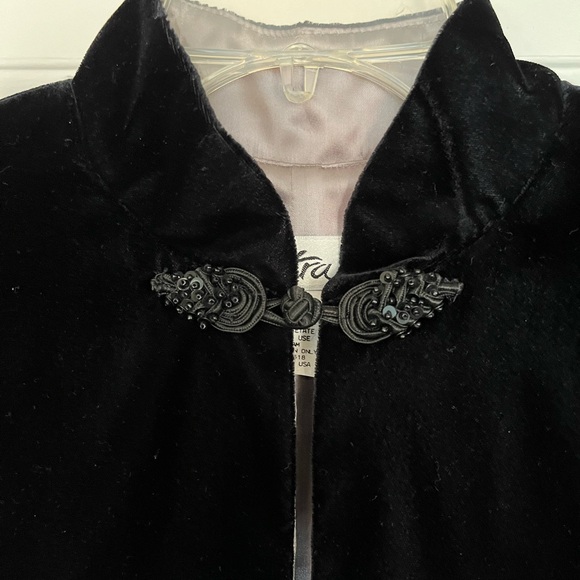 Black velvet sleeved cape style out wear - Picture 3 of 5